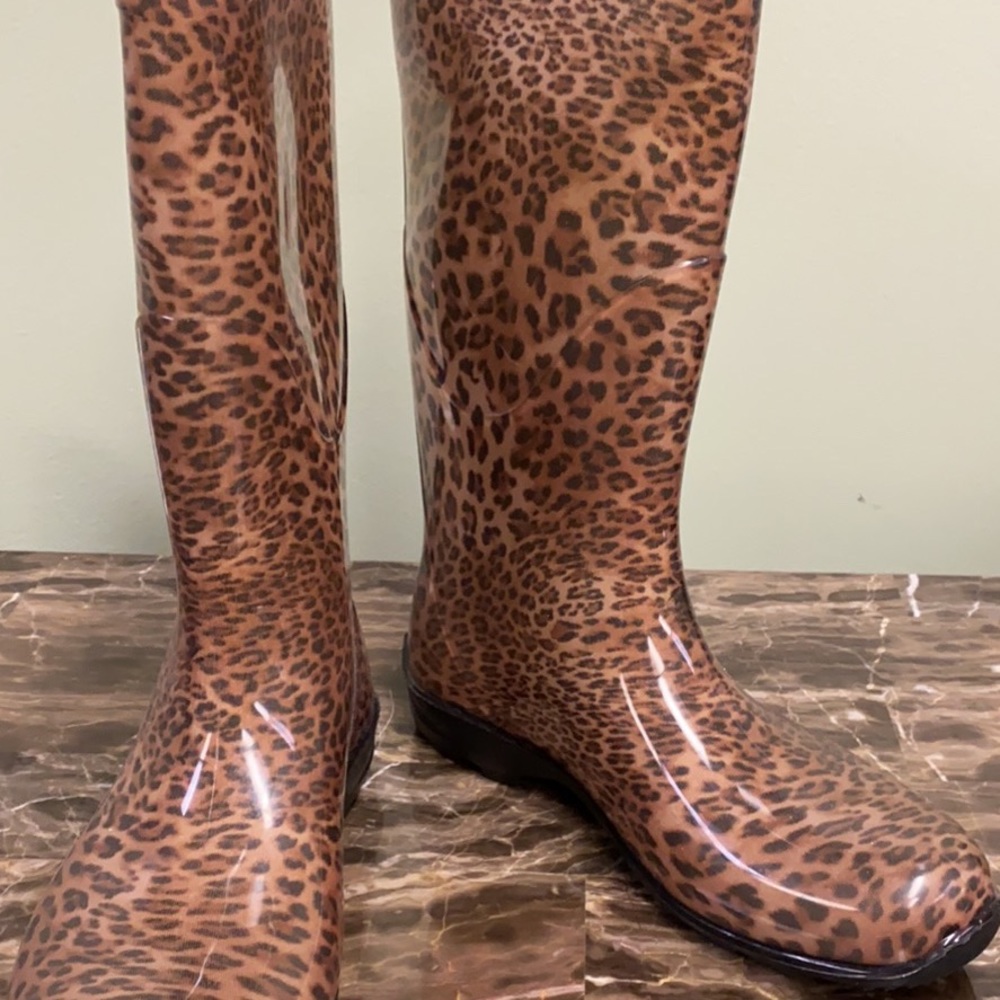 Adorable cheetah rain boots!